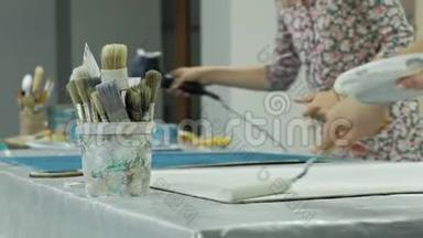 大师在艺术工作室用油漆和腻子处理木材，达到老化效果